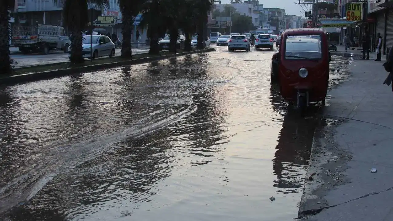 Adana’da İçme Suyu Borusu Patladı: Sokaklar Göle Döndü! 5